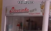 Em um dos trechos, fica visível uma placa da loja “Piteuzinho Kids”