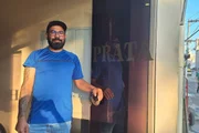 Marcio diz que sonha em ver o centro cheio de turistas, mas teme perder o emprego caso o hotel em que trabalha seja demolido