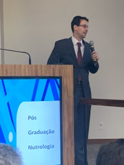 Fellipe tem a formação de médico do esporte, nutrólogo, ortopedista e também é professor
