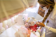 Mesmo com a alta hospitalar, a rotina de cuidados com a bebê continua em casa