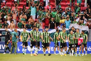 Jogadores do América-MG comemoram a vitória