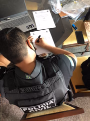 Agente da Polícia Civil de Goiás analisando dados