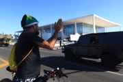 Desfile de carros militares para entregar a Bolsonaro um convite para a Operação Formosa