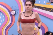 Jade Picon com esparadrapo no umbigo