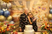Cintia Abravanel posa ao lado do pai, Silvio Santos, no aniversário de 90 anos