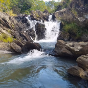 Com apenas 150m de trilha, a Cachoeira Santa Lázara fica a 22km de São Jorge e encanta pelo visual esverdeado