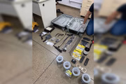 No imóvel, o pedófilo também armazenava uma série de brinquedos sexuais, correntes
