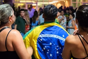 Apoiadores de Bolsonaro se reúnem em frente ao hotel Pestana Rio Atlântica, onde o ex-presidente está hospedado, em Copacabana.