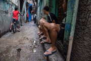 Moradores em um beco no Jacarezinho após operação