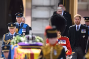 O rei Charles III com os príncipes William e príncipe Harry caminham atrás da carruagem de armas que carrega o caixão da rainha Elizabeth II