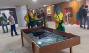 Extremistas quebram móveis do interior do Palácio