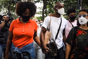 Mãe, pai, namorado e avó de Kathlen, jovem grávida que foi morta no Lins, chegam para prestar depoimento na Divisão de Homicídios