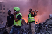 Equipes de resgate estão em meio aos escombros de um prédio destruído por ataques aéreos israelenses no bairro de Haret Hreik