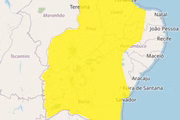 Alerta amarelo: aponta a previsão de perigo potencial. A umidade relativa do ar varia entre 30% e 20% e há baixo risco de incêndios florestais e à saúde. Há, também, chance de chuva entre 20 e 30 mm por hora ou até 50 mm por dia, com ventos de 40 a 60 km/h
