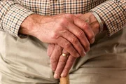 O Parkinson provoca a morte de neurônios que produzem dopamina e desempenham papel importante no sistema locomotor. Os homens são os mais acometidos