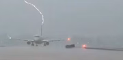 Momento em que raio atinge a cauda da aeronave fabricada no Brasil