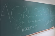 Alunos protestaram com mensagens em lousas e avisos do curso