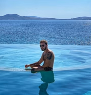 Nas redes sociais, o estelionatário postou fotos em Mykonos, na Grécia