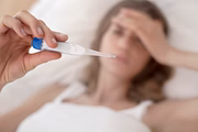 Febre, dor no corpo e manchas vermelhas são sintomas comuns da dengue e das outras as doenças. Apesar disso, a forma distinta como evoluem, a duração dos sintomas e o grau de complicação são algumas das diferenças entre elas