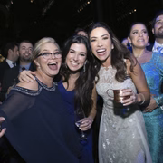 Quatro das seis filhas de Silvio Santos posam juntas em festa