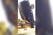 Carro em que estavam os filhos do cantor Leonardo, quando sofreram acidente em julho no ano passado, sendo retirado do córrego. Ninguém se feriu gravemente