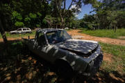 No local onde parte das vítimas da chacina vivia está repleto de carros desmontados