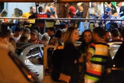 No Sudoeste, o Abençoado era o bar mais movimentado, com várias mesas espalhadas na frente das lojas vizinhas e pessoas até na rua