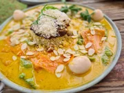 Peixe Iemanjá, com molho de vegetais, curry e lichia, cuscuz marroquino, farofa de tapioca e amêndoas laminadas (R$ 58)