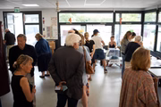 Pessoas fazem fila para votar em uma seção eleitoral na França