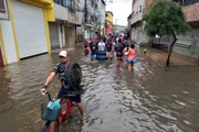 Moradores da região ajudam vítimas mais afetadas pelas enchentes