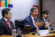 Fernando Haddad ao lado de sua equipe econômica