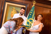 Janja beija a bandeira da Escola de Samba