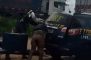 Agentes da PRF colocam Genivaldo de Jesus Santos em viatura