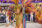 E foi correndo para o desfile