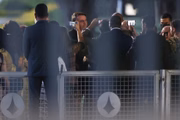 Brasília (DF) - 22/03/2021 Presidente Bolsonaro chega ao Palácio da Alvorada e cumprimenta apoiadores sem máscara. Os seguranças que o acompanham também não utilizam o equipamento de proteção
