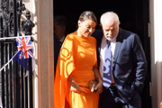 A primeira-dama Janja Silva e o presidente Lula deixam a residência oficial do primeiro-ministro britânico