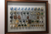 As medalhas da atleta ficam expostas em quadros 