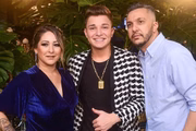 Mc Gui com a mãe, Claudia Baronesa, e o pai, Rogério Alves