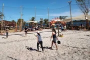 De segunda a sexta, também será possível praticar beach tênis e outros esportes e atividades físicas realizadas em parceria entre o Na Praia e a academia O2. A Zunia vai coordenar um espaço exclusivo para as crianças com brinquedoteca, colônia de férias e área para festas de aniversário