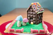 De sobremesa, a sugestão é a Casa João e Maria (R$ 39). Ideal para compartilhar entre quatro pessoas, ela é feita com paredes de chocolate ao leite, teto de Kit Kat, recheada com jujuba, jardim de confetes e árvore de marshmallow, cercada por muro de tijolinho de morango