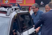 Vereador João Naves (PSD) sendo conduzido à delegacia 