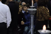 Filho de Gugu Liberato consola a mãe, Rose Miriam, em velório