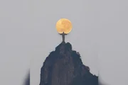 Superlua cheia nos braços do Cristo Redentor