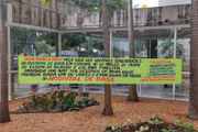 "Obrigado por não desistir de mim", disse em faixa