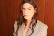 Mariana Goldfarb posa de blazer cinza para as redes sociais