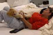 Poliana Rocha e o cachorro Romeo