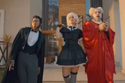Ele precisa salvar a família da uma horda de vampiros 