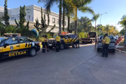 Detran-DF fiscaliza estacionamento irregular no acesso ao Parque da Península