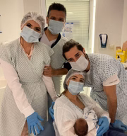 Romana, Raika e Alok com os médicos Erica e Domingos Mantelli