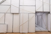 Entre os destaques da exposição está a instalação com colchões 